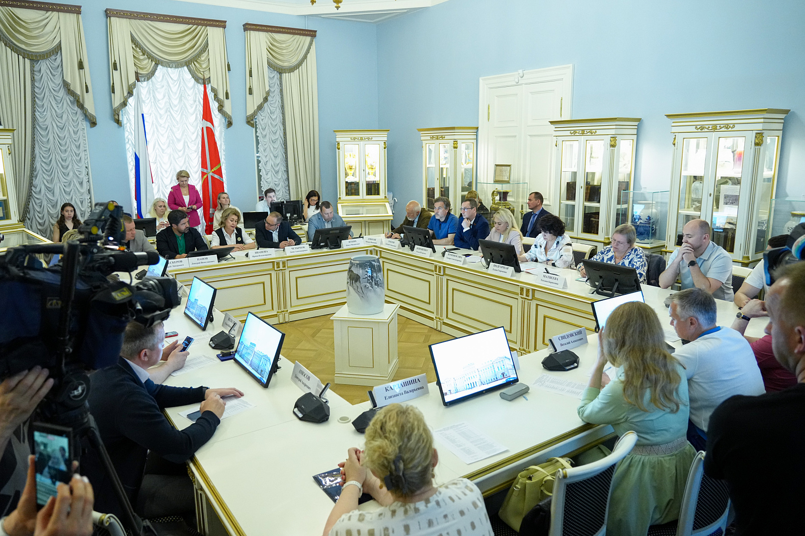 Власти Петербурга не планируют вводить запрет на размещение ларьков у МКД