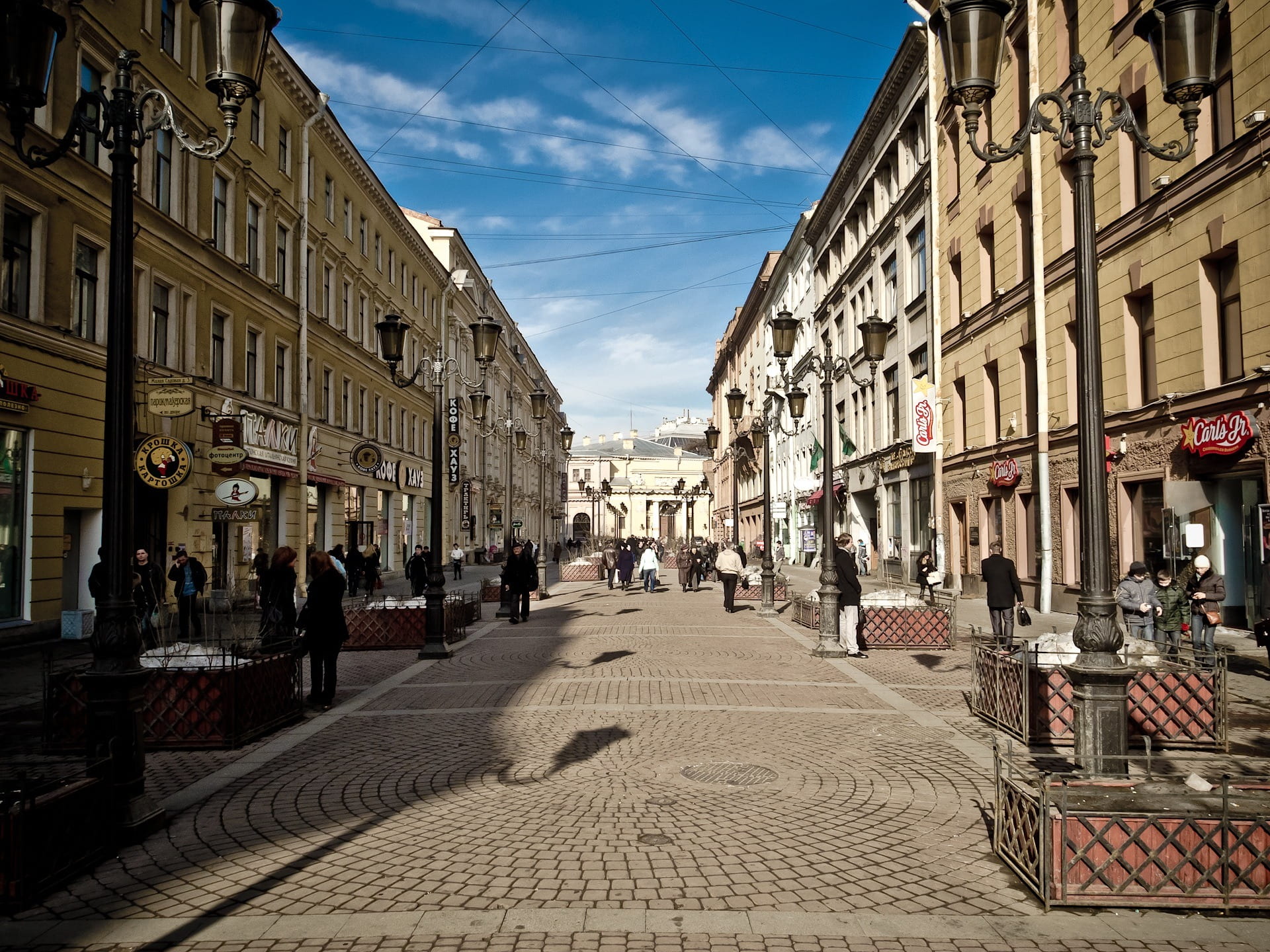 В Петербурге и области значительно выросли продажи помещений в стрит-ретейле