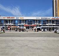 Уличная торговля у метро проспект Большевиков